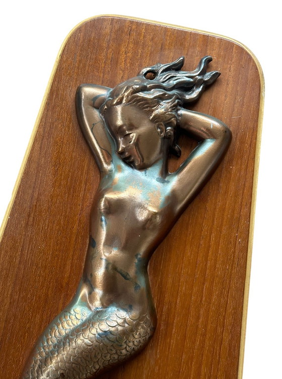 Image 1 of Messing zeemeermin op teakhouten achtergrond Deens design