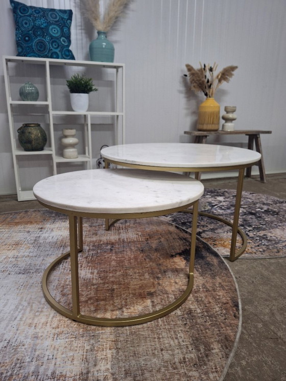 Image 1 of Salontafelset met wit marmer blad en goud metalen onderstel