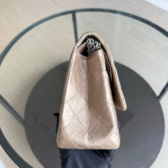 Image 1 of Chanel 2.55 Reissue 226 - Piel de becerro envejecida acolchada, herrajes de bronce rutenio y plata, Serie 17