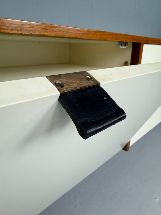 Image 1 of Florence Knoll voor Knoll, notenhouten hangkast, model 122 W-1, 1947