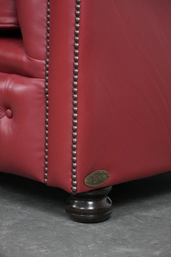 Image 1 of Sillón Chesterfield de piel de vaca inglesa en un impresionante color rojo