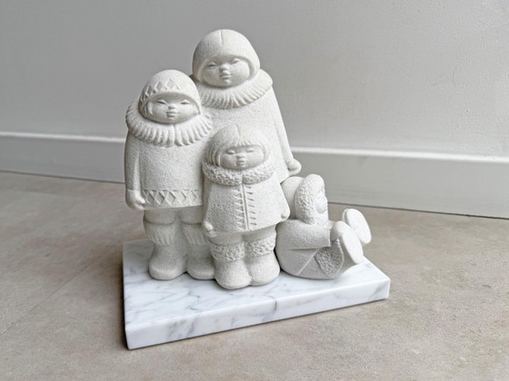 1x Statue einer Inuit-/Eskimo-Familie aus belgischem Sandstein von Marbell auf Marmorsockel – Bildhauerei (photo 2 of 9)