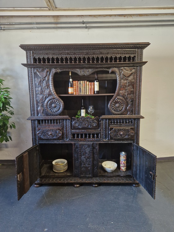 Image 1 of Ancienne armoire buffet gothique sculpture