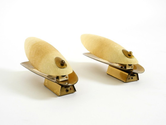 Image 1 of Una coppia di bellissime applique da parete in ottone in stile Mid-Century Modern con paralumi in fibra di vetro.