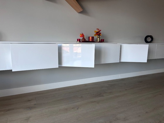 Hochglanzweißes schwebendes Sideboard – Ramakers Interieurprojecten (photo 4 of 6)