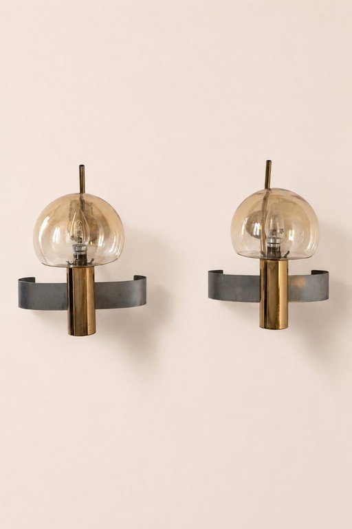 Een paar vintage wandlampen van geborsteld metaal, messing en rookglas, Frankrijk.