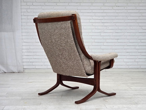 Image 1 of Fauteuil uit de jaren 70, Noors design, stof van een wollen mix, gebogen hout.