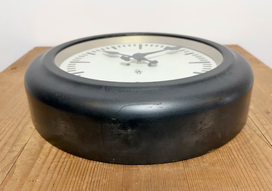 Image 1 of Reloj de pared industrial negro de Siemens, década de 1930.