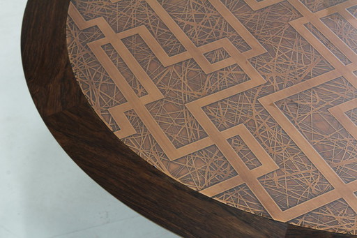 Tavolino da caffè rotondo vintage in stile brutalista, in rame e legno, anni '70.