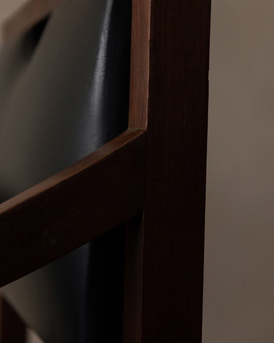 Image 1 of Vintage Houten Armstoel Met Zwart Kunstleer, Scandinavische Stijl