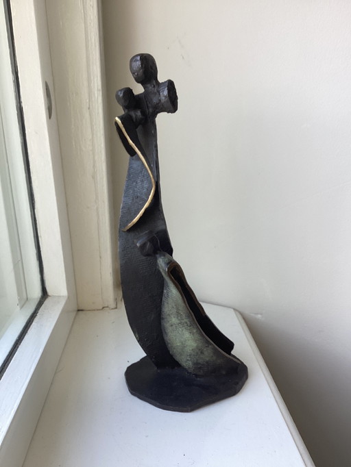 Renée van Leusden (Niederlande, 20. Jahrhundert) Stilisierte Bronzeskulptur – Stehende Frauenfigur Signiert und datiert 1995