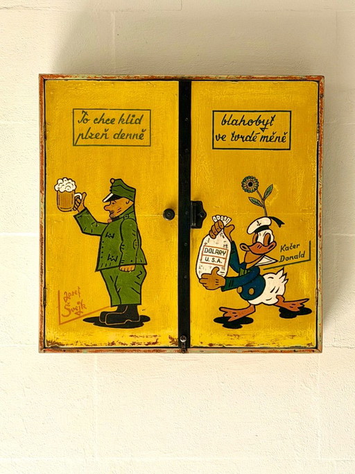 Handbemalter Schrank aus der Mitte des 20. Jahrhunderts, ehemalige Tschechoslowakei, 1970er Jahre (photo 2 of 17)