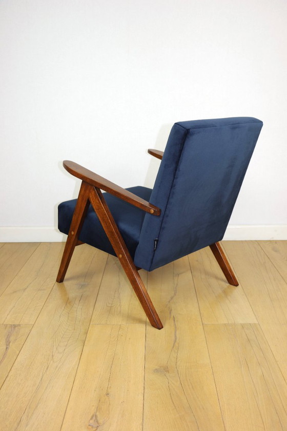 Image 1 of Fauteuil classique Var B-310, velours bleu marine vintage années 1960, bois foncé - 2 exemplaires disponibles