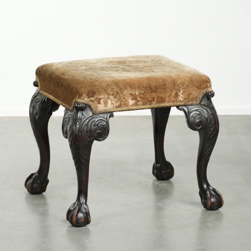 Antiek Hollands zitje/ hocker uit de 18e eeuw met velours stof, mooi houtsnijwerk en klauwpoten