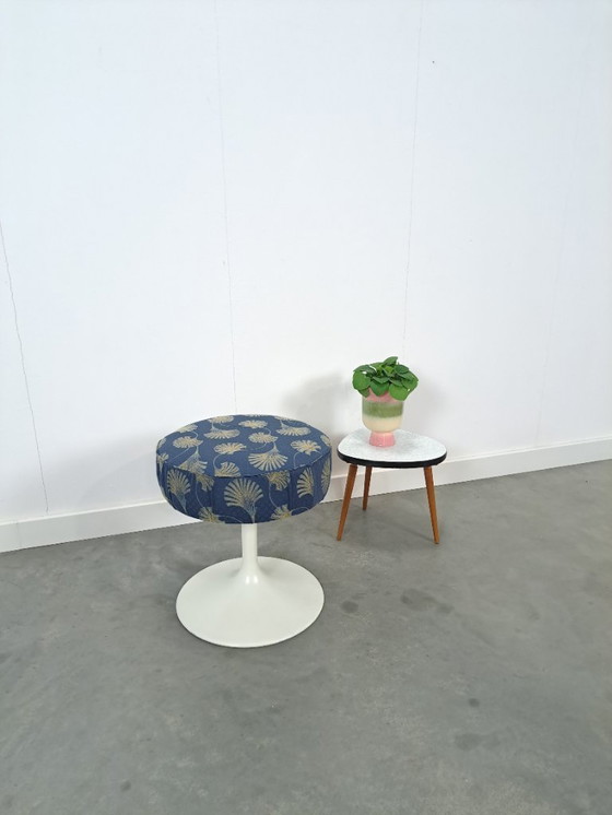 Image 1 of Sgabello a tulipano in metallo bianco dell'era spaziale