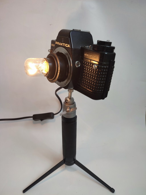 Vintage camera Praktika lamp on tripod – tafellampen, Glass, Metal (photo 2 of 5)