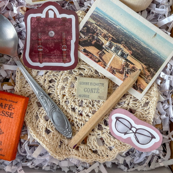 Mystery Box Jours d'École Vintage | Tasse Vintage, Carnet Brouillon Vintage, Serviette Brodé & Carte (photo 7 of 12)