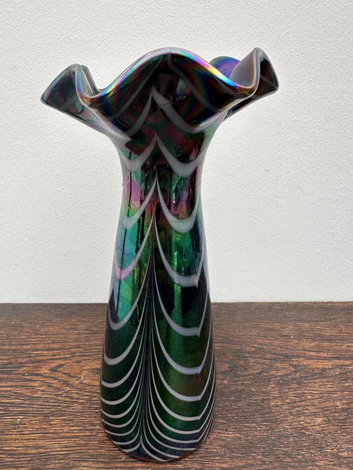 vaas rétro en Verre Irisé à striés et col en volant H P21 cm