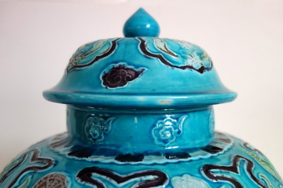 Image 1 of Ein Paar gedeckter Vasen aus Keramik, China, Mitte 20.