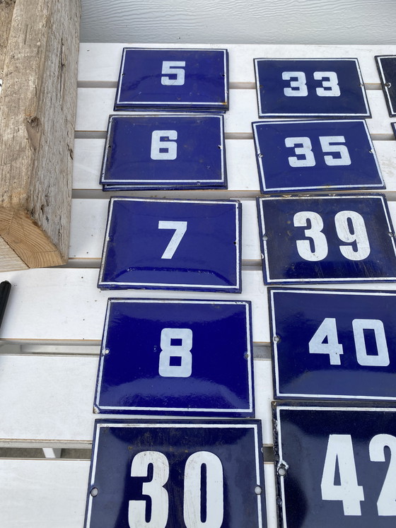 Image 1 of Numéros de maison vintage en émail, 64 pièces