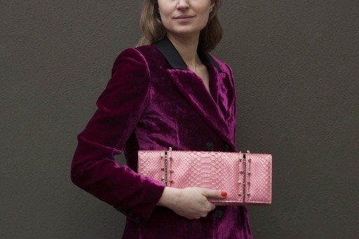Maison du Posh, Pochette con teschio perforato in pitone rosa