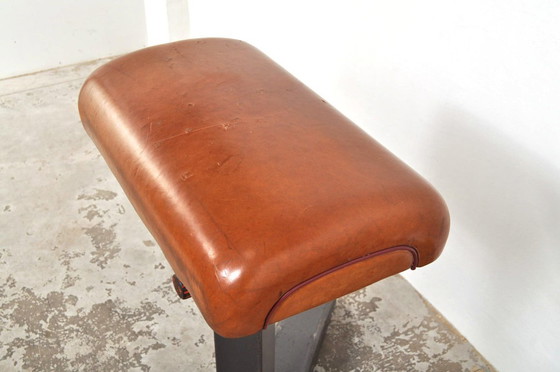 Image 1 of Cervo da ginnastica d'epoca come elemento di attrazione