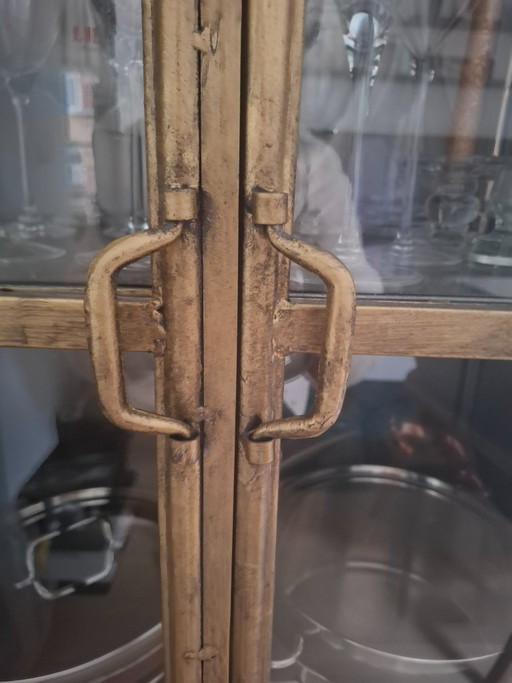 Bellissima vetrina vintage in ferro battuto con gambe e ante in vetro.