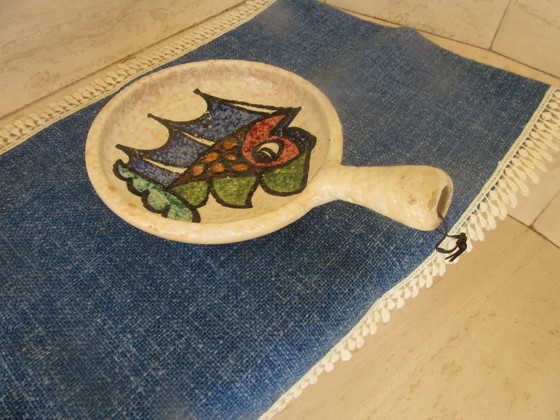 Image 1 of Piccola casseruola in ceramica con decorazione a forma di pesce, ceramica artigianale, realizzata a mano, rif. 110726