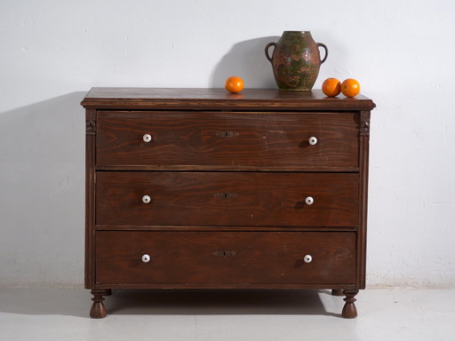 Commode ancienne en pin massif – Commode européenne rustique avec boutons en céramique – circa 1900