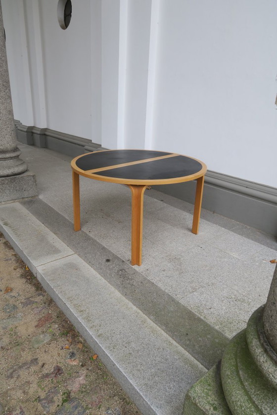 Image 1 of ronde eettafel van Rud Thygesen en Johnny Sorensen voor Magnus Olesen