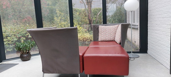 Image 1 of Zwei Montis Scene Sessel mit Ottomanen. Rot mit Anthrazit und attraktiven Kissen.