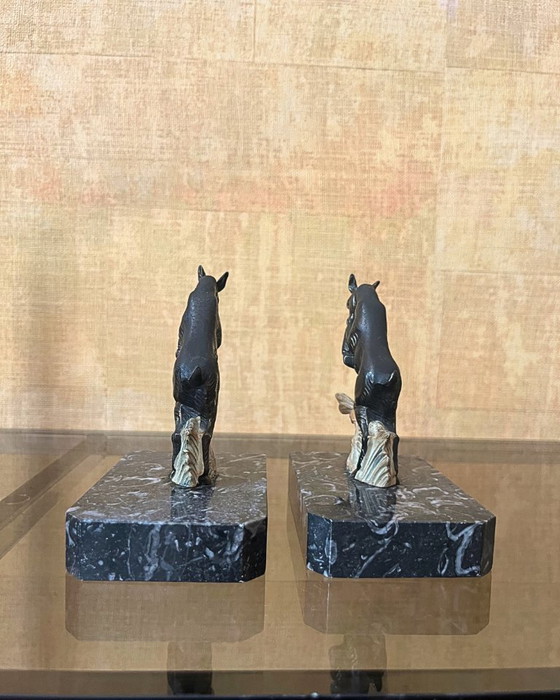 Image 1 of Fermalibri Art Déco vintage – Bronzo e marmo Portor – Francia, 1930