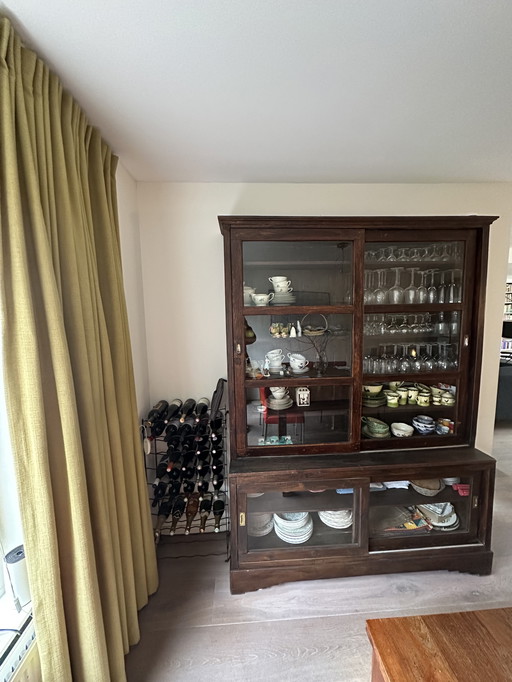 Vetrina in teak di "het Kabinet".