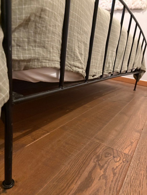 Image 1 of HABITAT Bettgestell aus schwarzem Eisen mit Lattenrost. 160 x 200 cm