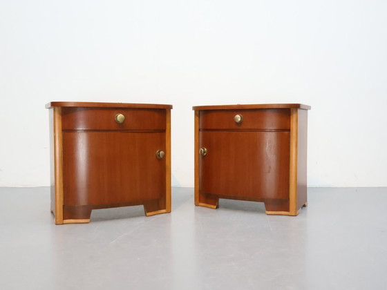 Image 1 of Ensemble de tables de chevet vintage en acajou avec poignées en laiton