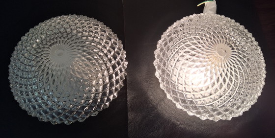 Image 1 of 2 lampade da soffitto vintage con rilievo a forma di ananas e rosone nero massiccio.