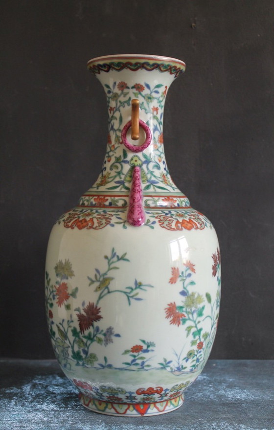 Image 1 of Vaso cinese a balaustra in celadon decorato a mano con marchio di sigillo