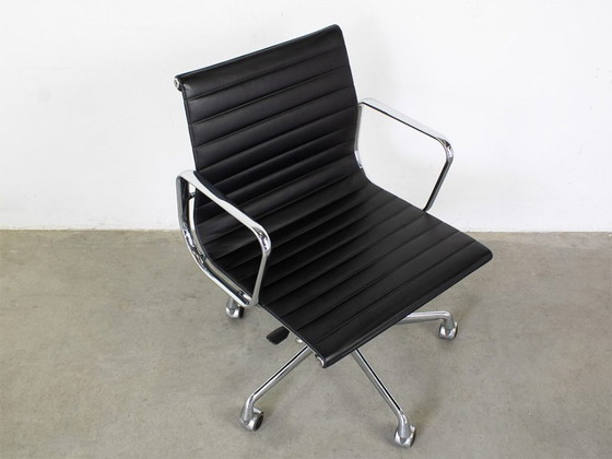 Chaise de bureau Vitra EA 117, Charles & Ray Eames – Chaises pivotantes, Aluminium (photo 5 of 8)