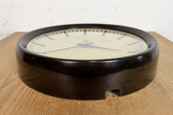 Image 1 of Industriële bruine bakelieten fabriekswandklok van Pragotron, jaren 60