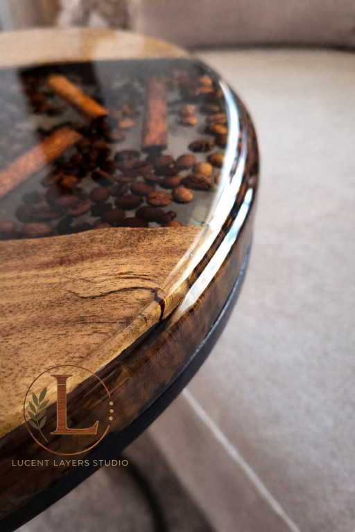 Mesita auxiliar artesanal de resina con forma de grano de café: incrustaciones rústicas de madera y canela.