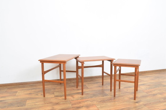 Image 1 of Ensemble de 3 tables gigognes danoises en teck, style milieu du XXe siècle