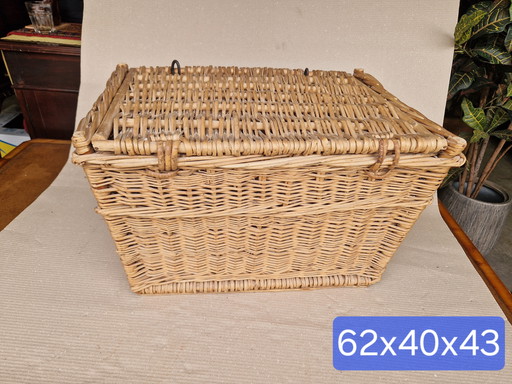 Bel grande vecchio cesto della biancheria