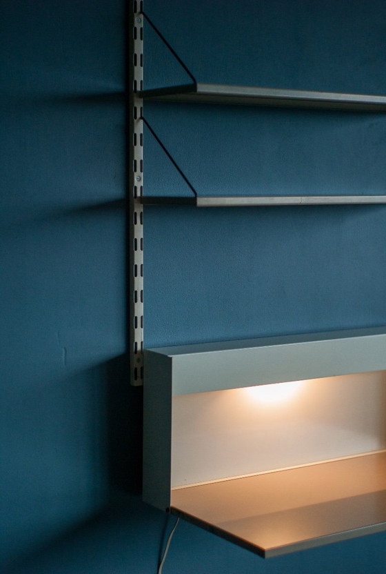 Image 1 of ESCRITORIO DE PARED PILASTRO CON LUZ INTEGRADA — ESTILO MODERNO HOLANDÉS DE MEDIADOS DE SIGLO