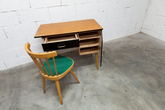 Image 1 of Baumann Schreibtisch und Stuhl, 1960er Jahre, Formica, Holz und Schwarz, grüner Sitz