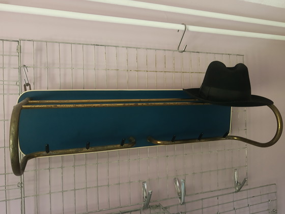 Image 1 of Porte-manteau mural original bleu pétrole des années 50, cadre tubulaire doré