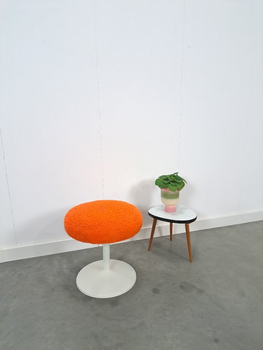 Sgabello in metallo bianco spaziale con soffice cuscino arancione