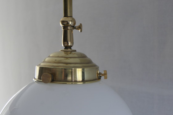 Image 1 of Art Déco – 3 lampade da scuola, lampadario a sospensione con vetro opalino e struttura in ottone - Altezza regolabile