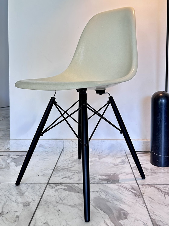 Image 1 of 2x Vitra Eames Silla Auxiliar de Fibra de Vidrio DSW - Madera y Base de Alambre-01 Eames Pergamino-Arce Negro