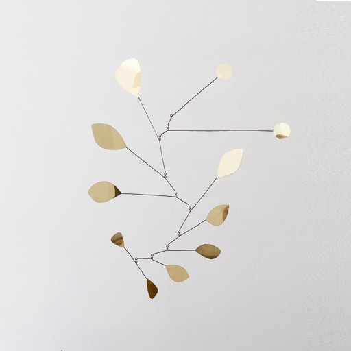 Grande sculpture mobile pétales en laiton