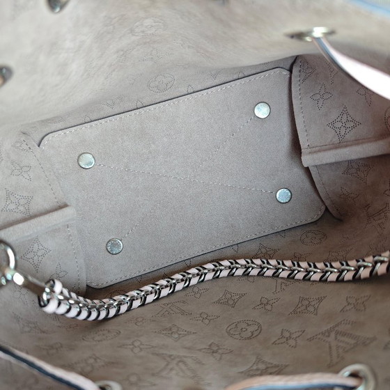 Image 1 of LOUIS VUITON BELLA BUCKET TAS SAKURA ROZE KALFSLEER MET GOUDEN BESLAG